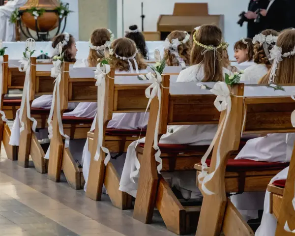 Ile kosztuje komunia na 20 osób? Przełamuj wysokie koszty!