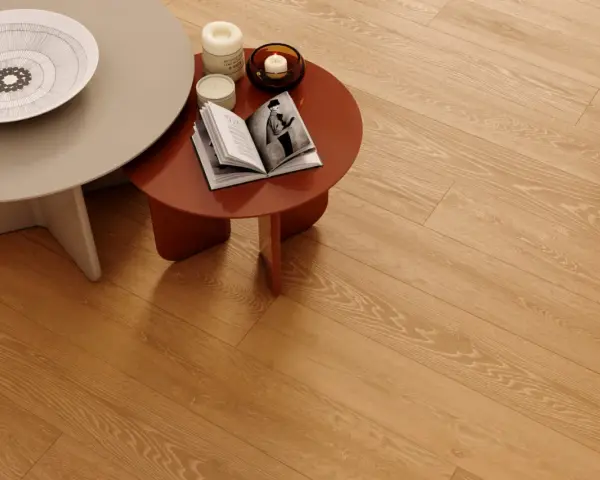 Tavolini e candele su un caldo pavimento in legno chiaro. Valutare il pavimento clap pro e contro per un ambiente accogliente.