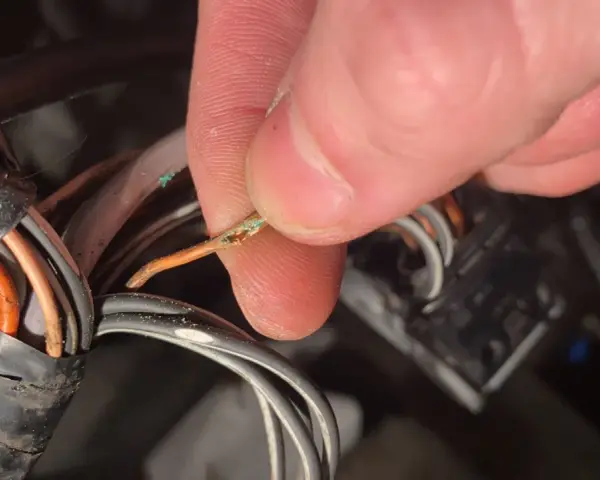 Uszkodzony przewód pomarańczowy w wiązce, potencjalna przyczyna błędu dtc p1693 renault.