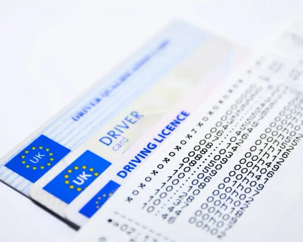 Carte di circolazione UK e un foglio con dati tachigrafo, forse per la sospensione carta di circolazione.