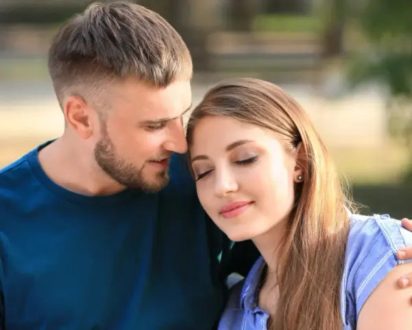 Mężczyzna obejmuje kobietę, ich twarze są blisko. To obraz prawdziwej przyjaźni, gdzie baran i baran znajdują ukojenie.