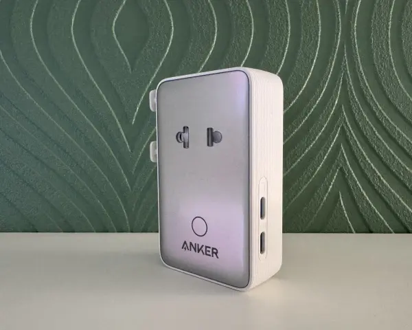 En vit Anker-adapter med USB-C-portar, perfekt för att ladda din iPhone.