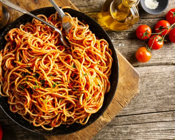 Spaghetti na patelni: Sekret idealnego smaku i zero zmywania
