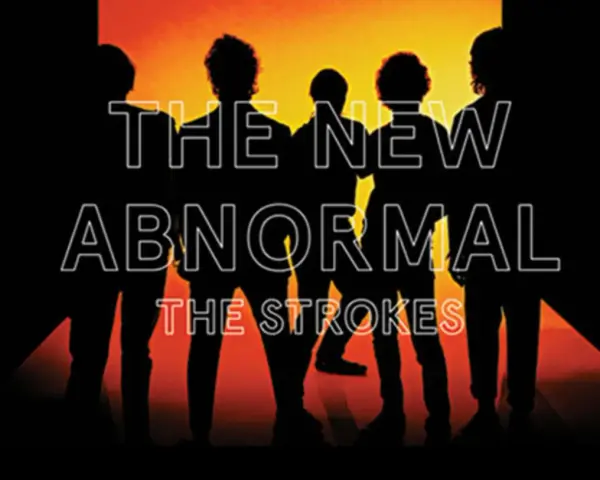 Sylwetki członków zespołu The Strokes na tle pomarańczowego światła. Tytuł albumu "The New Abnormal" i nazwa zespołu widoczne w neonowym stylu.