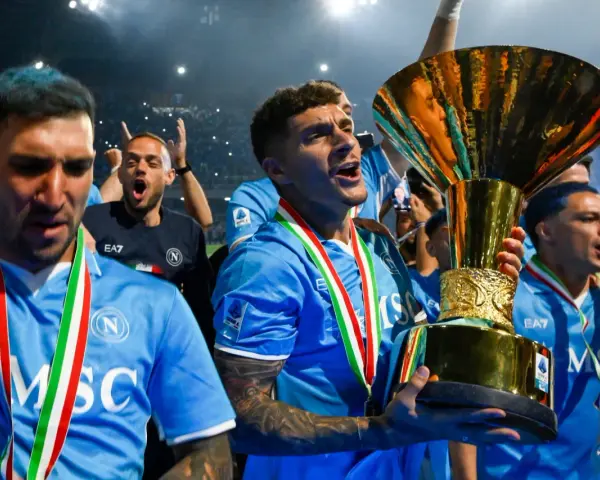 Piłkarze SSC Napoli świętują zdobycie mistrzostwa Serie A, trzymając złote trofeum. Włoska liga piłka nożna w najlepszym wydaniu!