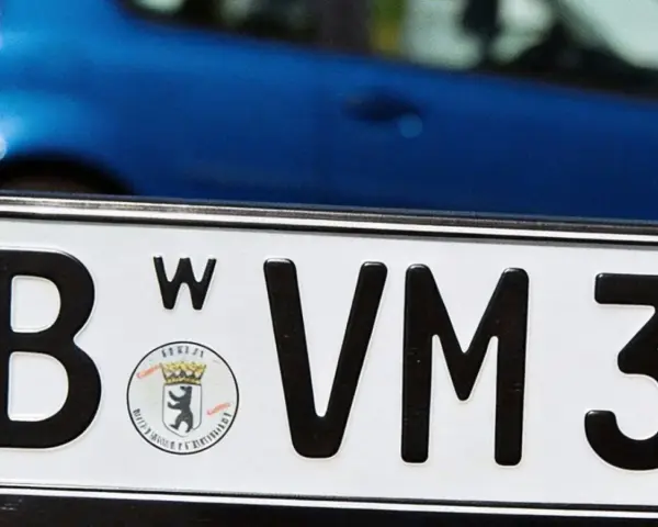 Niemiecka tablica rejestracyjna BMW z literami "B W VM 3".