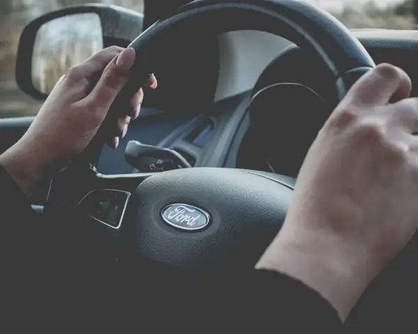 Dłonie trzymające kierownicę samochodu Ford.