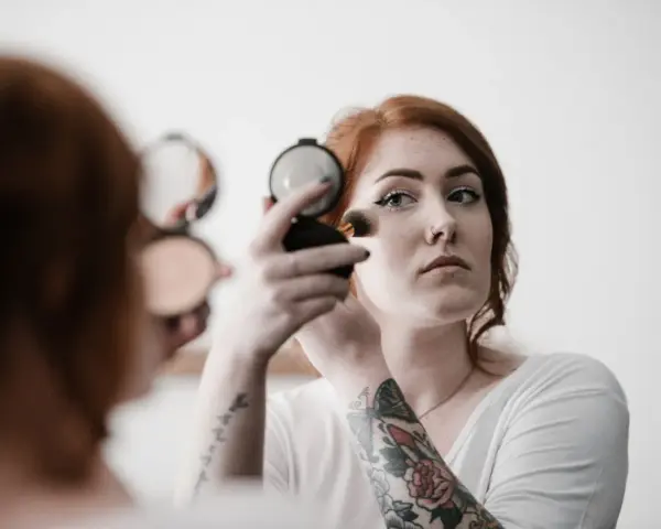 Jak ukryć worki pod oczami makijażem? Poradnik ekspertki