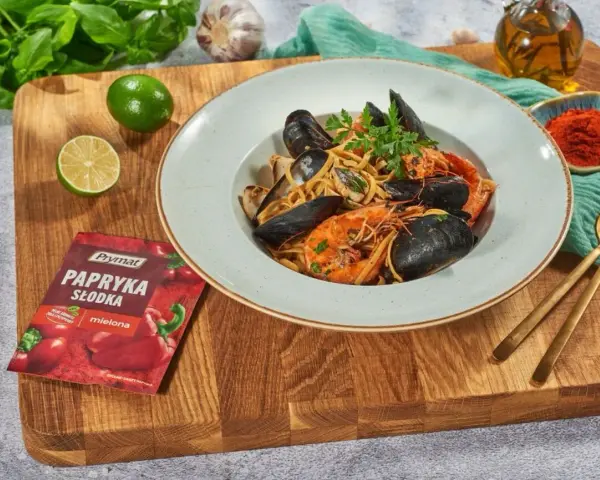Pyszne Linguine Frutti di Mare z krewetkami i małżami, idealne do przygotowania z papryką słodką mieloną.