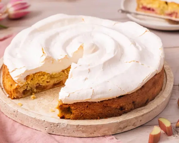 Ein saftiger Rhabarberkuchen mit einer luftigen Baiserhaube, der Lust auf mehr macht.