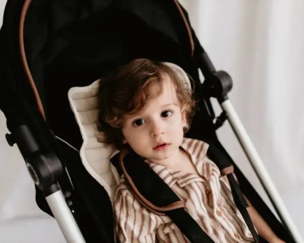 Małe dziecko w wózku, zaniepokojone, być może przeżywa lęk separacyjny u dziecka.