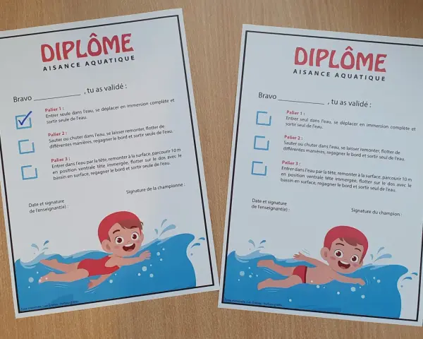 Deux diplômes d'aisance aquatique pour féliciter les champions de natation. Bravo !