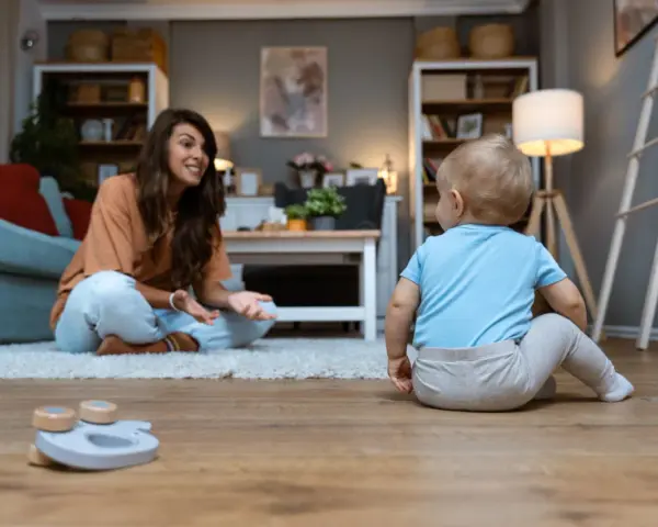 Mama woła dziecko po imieniu, a ono odwraca głowę, gotowe do zabawy.
