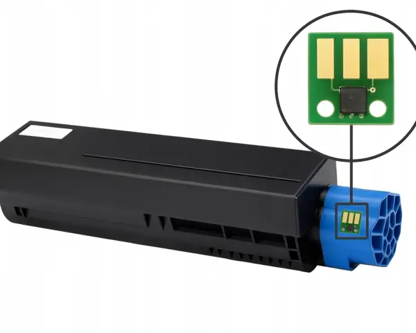 Czarny toner OKI MB472 z niebieską końcówką i zbliżeniem na chip.