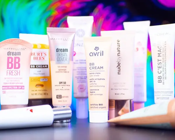 Une sélection de crèmes BB de différentes marques, chacune offrant une signification unique pour le teint.