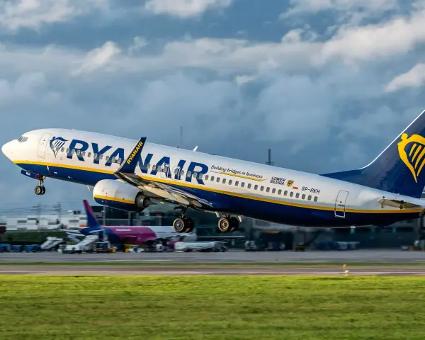 Samolot Ryanair startuje. Pamiętaj, że kara za niestawienie się na lot może być wysoka.