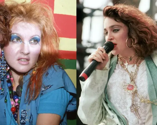 Ikony lat 80. w ekstrawaganckich stylizacjach na imprezę: Cyndi Lauper z kolorowym makijażem i Madonna z krzyżykami na szyi.