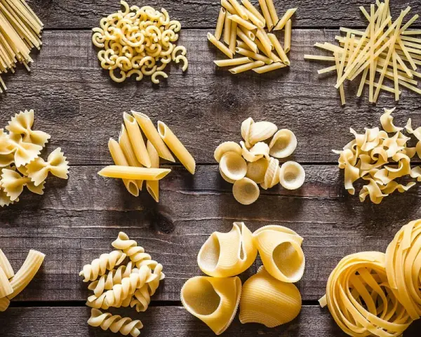 Varietà di pasta secca, pronte per essere condite con i tuoi sughi per pasta preferiti. Spaghetti, farfalle, penne e molto altro.