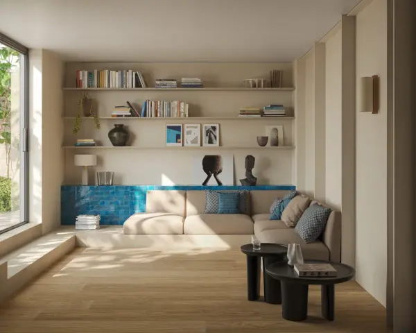 Un salón moderno con suelo de madera clara y paredes en tonos neutros. Un sofá beige se complementa con cojines azules. La pared del fondo presenta un detalle de azulejos azules vibrantes, creando un contraste llamativo y logrando un perfecto combinar ...