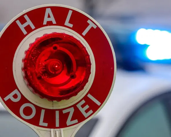 Haltesignal der Polizei mit Blaulicht. Wer bei Rot geblitzt wird, muss hier anhalten.