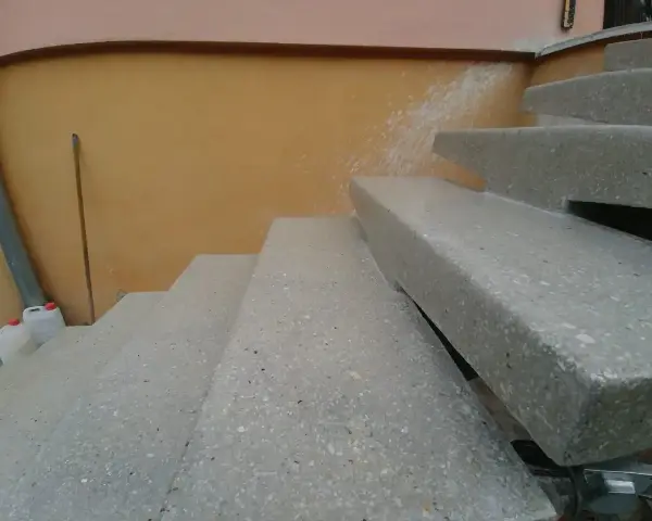 Nowe schody z lastryko, z widocznymi fragmentami ścian i rynny. Świetny pomysł na schody z lastryko!