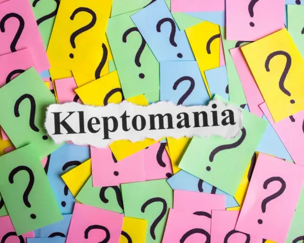 Kolorowe karteczki z pytajnikami i napis "Kleptomania". Jak rozmawiać z kleptomanem? To pytanie zadaje sobie wielu.