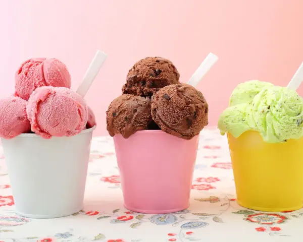 Trzy kubeczki z lodami: różowe, czekoladowe i pistacjowe. Który wybierasz: sorbet owocowy czy lody mleczne?