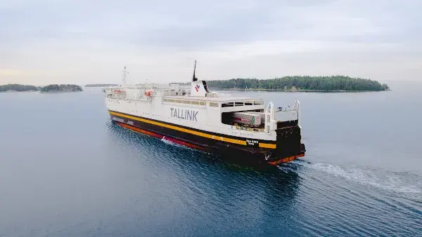Ile płynie prom z Tallina do Helsinek? Sprawdź czas rejsu i opcje
