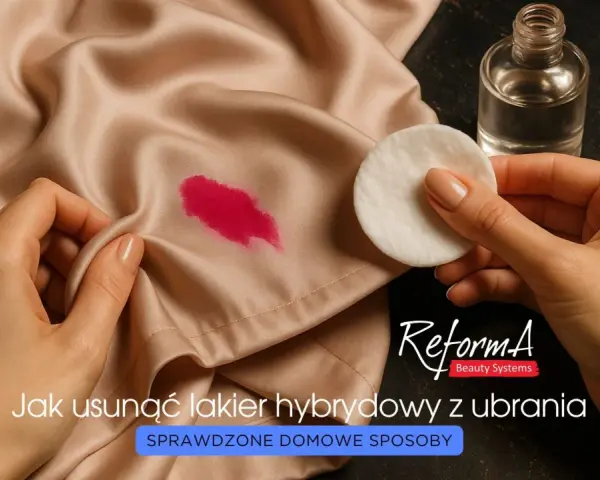 Jak usunąć lakier hybrydowy z ubrania? Wacik nasączony płynem do usuwania lakieru i plama na jedwabiu.