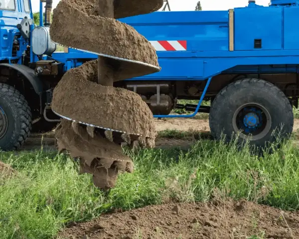Niebieska wiertnica geotechniczna w akcji. Poznaj badanie geotechniczne gruntu cena i dowiedz się, jak uzyskać profesjonalne odwierty.