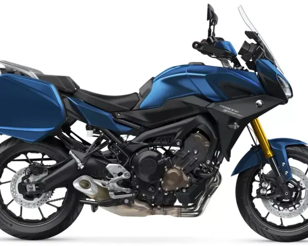 Niebieski motocykl Yamaha Tracer 900 GT z kuframi, gotowy na dalekie podróże.