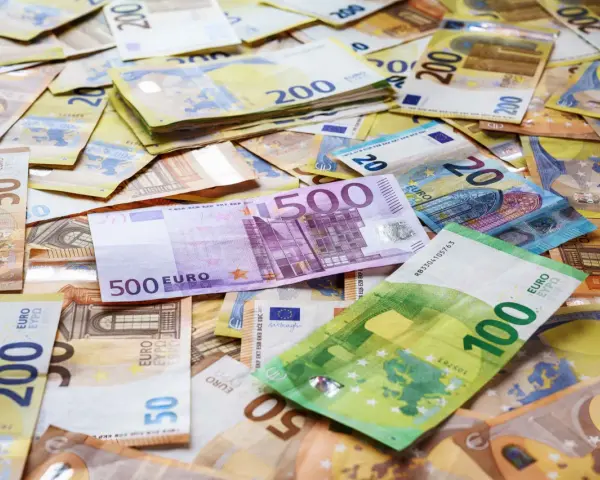 Stos banknotów euro: 500, 200, 100, 50 i 20. Taka kwota mogłaby pokryć zasilek chorobowy na długi czas.