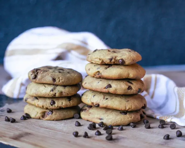 Des piles de délicieux cookies aux pépites de chocolat, parfaits pour un goûter sans gluten.