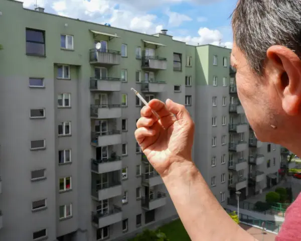 Czy można palić na balkonie w hotelu? Zasady, które musisz znać