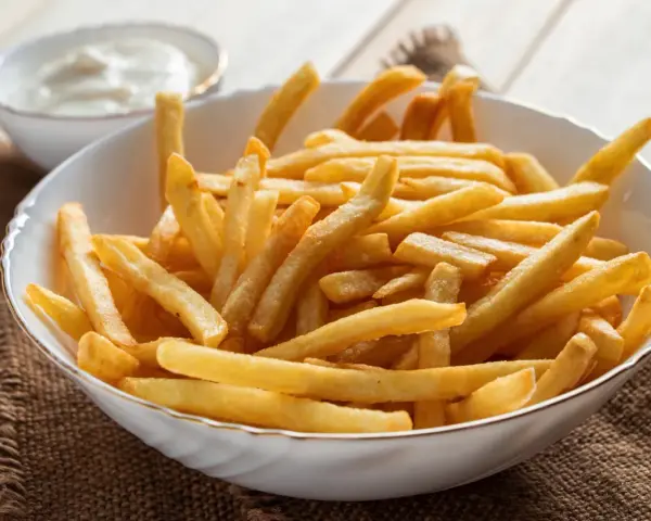 Chrupiące frytki z frytkownicy, idealne do obiadu. Proste air fryer przepisy obiad.