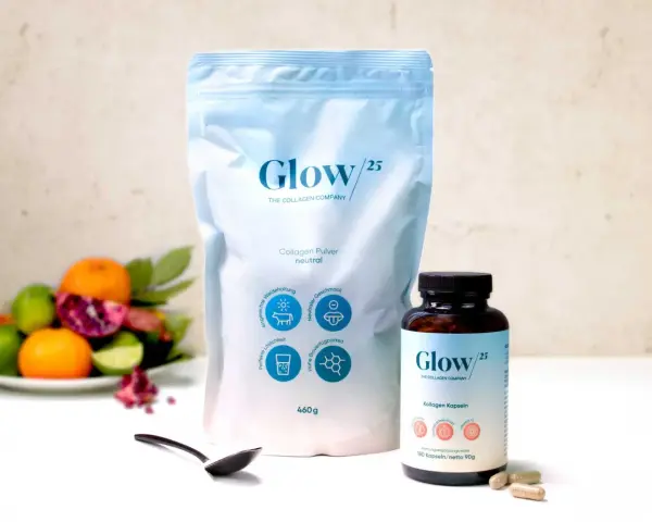 Glow/25 Kollagen Pulver und Kapseln. Nebenwirkungen sind bei diesem Produkt nicht bekannt. Frische Früchte im Hintergrund.