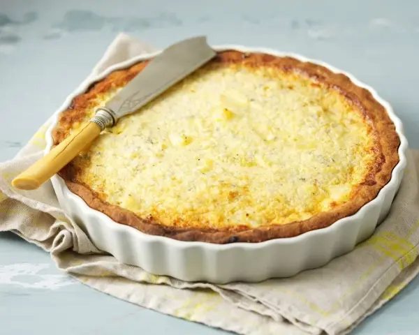 En gyllene ananaspaj med en krämig fyllning, redo att serveras. Ett perfekt ananaspaj recept för fikat.
