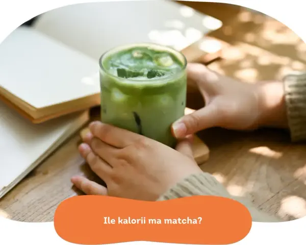 Zielony napój matcha z lodem w szklance, obok otwartej książki. Zastanawiasz się, ile kalorii ma matcha?