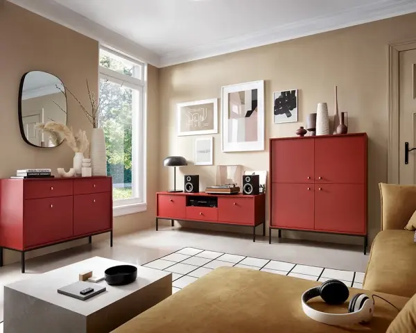 Nowoczesny salon z meblami w kolorze bordowym, które świetnie komponują się z beżowymi ścianami i musztardową kanapą.