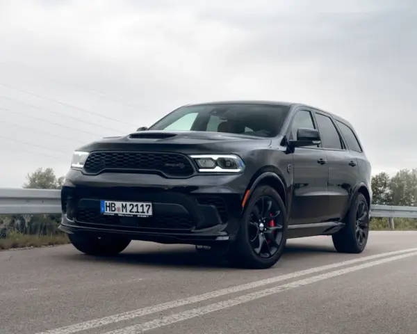 Czarny Dodge Durango SRT na drodze, z widocznym grillem i światłami LED.
