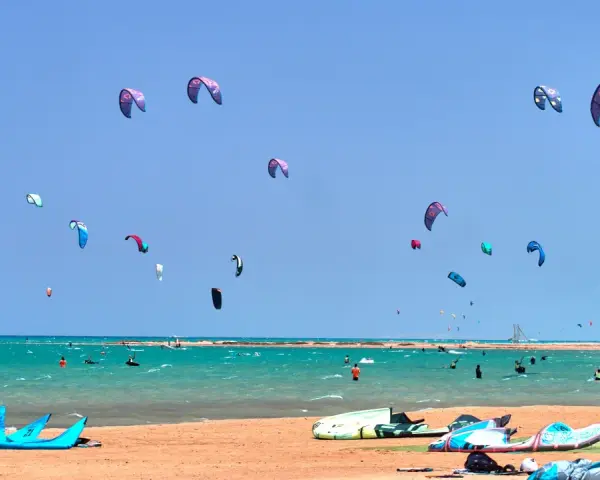 Kitesurfing w Egipcie: Gdzie wieje najlepiej? Wybierz swój spot!