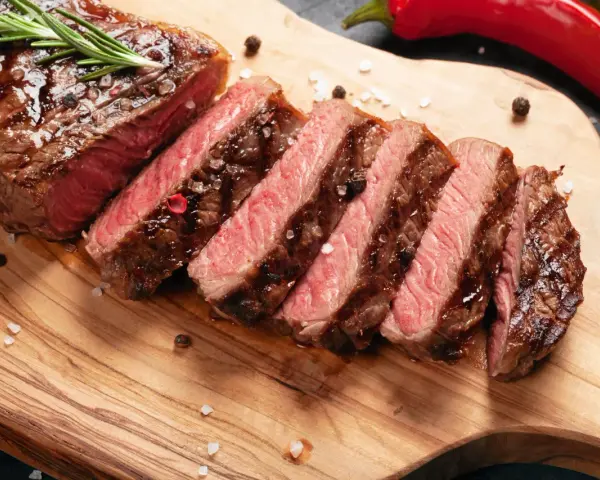 Saftig entrecote, perfekt stekt och skivad, med rosmarin och chilifrukter. Ett fantastiskt entrecote recept för alla köttälskare.