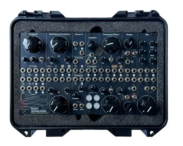 Ein schwarzes, modular aufgebautes Musikinstrument mit vielen Knöpfen und Buchsen, bereit für kreative Klangerzeugung durch **modular synthesis**.