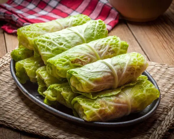 Involtini di cavolo cappuccio pronti per essere cucinati. Un classico delle ricette della nonna, perfetti per un pranzo gustoso.