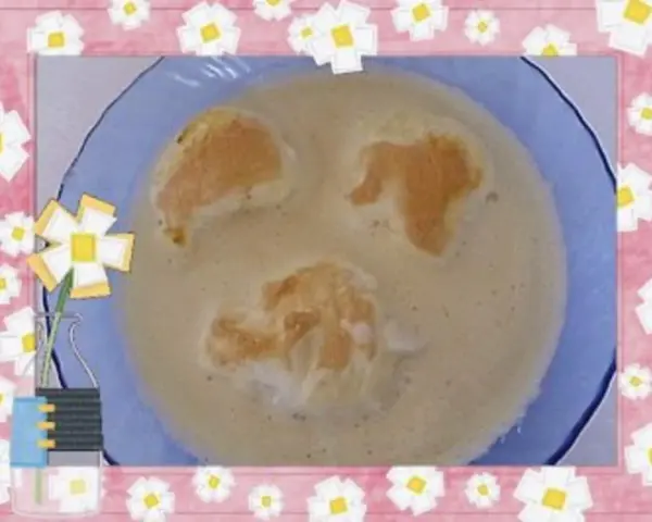 Norddeutsche Buttermilchsuppe mit Croutons, die wie ein lachendes Gesicht aussehen.