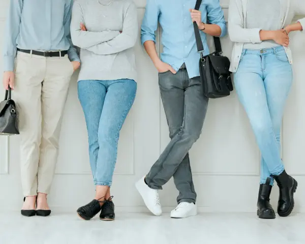 Cztery osoby w casualowych strojach, pokazujące, że dresscode co to może oznaczać różne rzeczy.