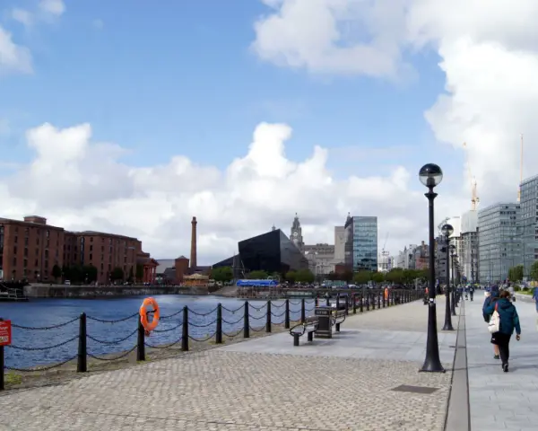 Vue des docks de Liverpool, idéale pour visiter Liverpool en 1 jour. Bâtiments historiques et modernes, promenade animée.