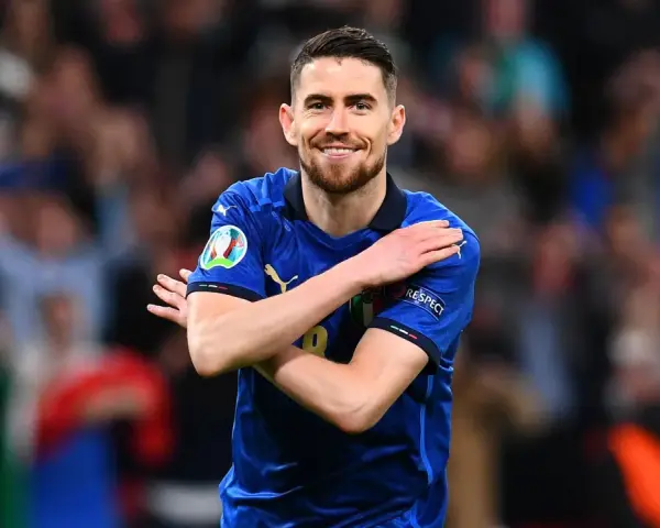 Jorginho, con su sonrisa, celebra un gol. Su juego lo acerca al Balón de Oro.