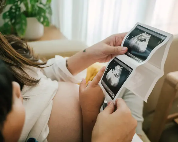 Rodzice oglądają USG. Na zdjęciu widać zarodek, który ma już 11 tydzień ciąży.