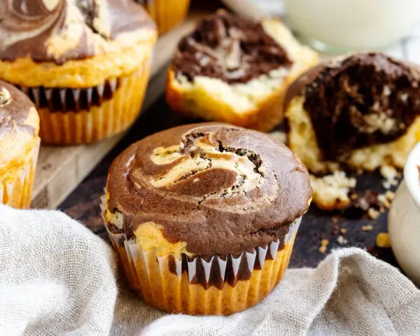 Saftige Marmor Muffins, perfekt für ein Marmor Muffins Rezept. Ein köstlicher Genuss mit Swirls aus Schokolade und Vanille.